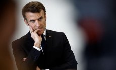 Правителството на Макрон оцеля при два вота на недоверие заради пенсиите 