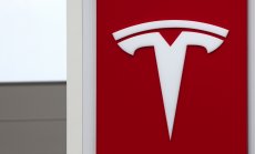 Хуманоиден робот на Tesla ще работи в заводи и пазарува в магазина от догодина