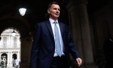 Хънт отмени данъчни облекчения и ограничи енергийните помощи в опит да успокои пазарите