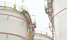 Петролът бележи спад преди решението на Фед с отслабването на трусовете при банките