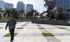 Еврото спада заради слаби данни и очаквани нови съкращения на лихвите