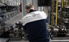 Приходите на Stellantis за полугодието се сринаха наполовина