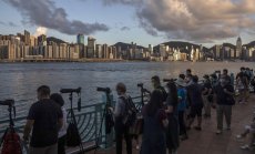 Хората напускат Хонконг, а инвеститорите - не