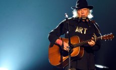 Фалшиви твърдения за COVID сринаха акциите на Spotify, а известни певци напускат