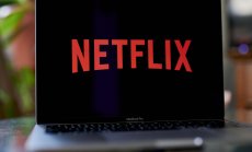 Netflix уволнява още служители, докато преговаря за рекламни партньорства