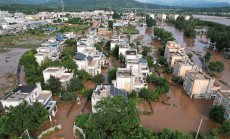 Порои заляха Шанхай и Пекин, най-малко 30 души са загинали