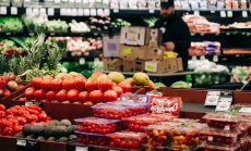 Законът за надценките на храните крие повече опасности от държавните магазини