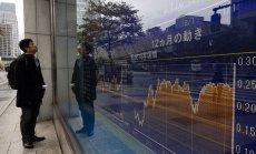 Акциите страдат заради силния долар и повишената доходност на облигациите