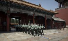 Тръмп забрани американските инвестиции в компании, свързани с китайската армия