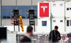 Tesla изтегля хиляди автомобили заради незатегнати болтове 