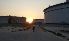 Натрупаните запаси на петрол по време на пандемията ще тежат на пазара и през 2021 г. 