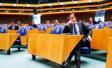 Холандският премиер Марк Рюте оцеля при вота на недоверие