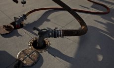 Петролът се насочва към първи седмичен спад от декември заради преговорите с Иран