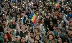 Румъния пред неизпълнение на дълга: Замразява пенсии и заплати