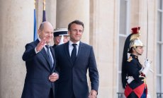 Макрон и Шолц гребат в противоположни посоки, което забавя двигателя на ЕС