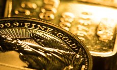 Златото изкачи едномесечен връх