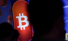 Биткойн поскъпва след спора между Тръмп и Пауъл, който отслаби долара