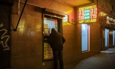 Рублата се срина, Московската борса спира търговията на всички пазари