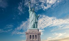 Сто дни управление на Тръмп: Американската демокрация се руши отвътре