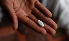 Съкращаване на помощта от САЩ застрашава най-голямата програма за лечение на ХИВ