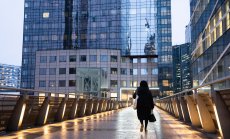 Акциите на френските банки се сриват заради опасения за правителствена криза