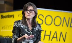 Кати Ууд преминава през труден период, докато големите ѝ залози спадат 