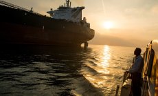 Превозвачи на петрол спират доставките през Близкия изток