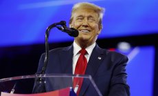 Тръмп печели $4 милиарда от акции, докато правните му сметки се трупат