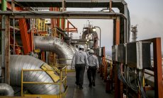 Индийска компания прехвърля петрол между кораби заради санкциите на ЕС