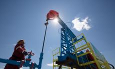 Петролът вероятно ще остане евтин и през 2016 г.