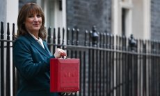 Британският бюджет успокои пазарите, но трупа проблеми за бъдещето