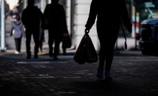 Акциите поевтиняват, а доларът е стабилен преди данните за инфлацията в САЩ