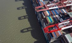 Бездействащи, контейнеровозите чакат възстановяването на Китай