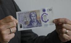 Паундът се срива преди началото на трудни преговори за Brexit