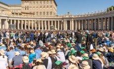 Американският кардинал Робърт Превост е обявен за нов папа