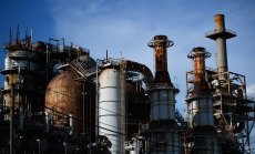 Цените на петрола са заседнали между $70 и нарастващите опасения от излишък