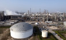 Петролът поскъпва леко на фона на търговското напрежение между САЩ и Китай