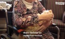 Роботи даряват усмивки в домове за възрастни хора, част 2