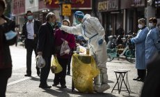 Акциите и доларът се покачват, докато всички следят Китай