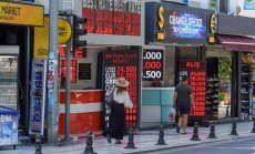 Турската лира поевтинява за 14-ти месец поред, достигайки рекордно дъно