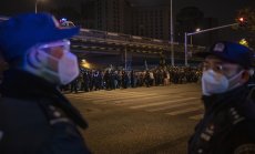 Китай ускорява ваксинирането на възрастни, докато натискът за отваряне нараства