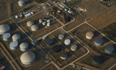 Петролът поевтинява след тридневен ръст, като на фокус са запасите в САЩ и Фед