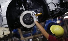 Фабриките по света бавно набират скорост отново