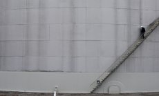 Петролът поевтиня до най-ниската стойност от януари