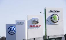 Автопроизводителите наемат все повече хора, а не роботи - поне засега