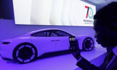 Електромобилът Porsche Taycan ще изминава до 400 км с едно зареждане