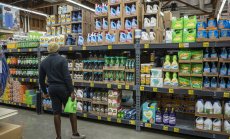 Доларът поскъпна, акциите поевтиняват при залози за повишаване на лихвите в САЩ