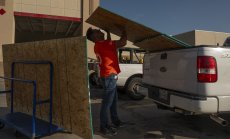 Търговията на митата сега е залог за рецесия, тъй като акциите се движат в тандем