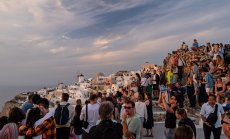 Гръцките острови не могат да спрат опустошителните туристически тълпи