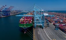 Пратките до източните пристанища на САЩ спадат с до 30% след митата на Тръмп